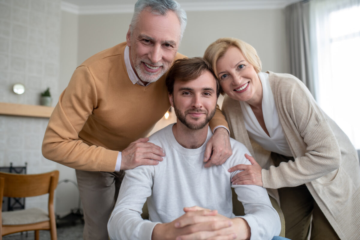 Clientes sonrientes después de comprar su nueva casa con Casamort API en el Baix Empordà