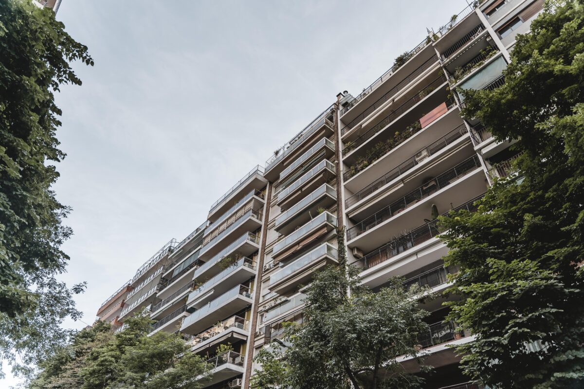 Fachada edificio moderno con balcones y vegetación Torroella de Montgrí, viviendas venta y alquiler