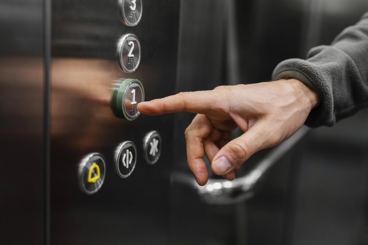 ¿Estás obligado a pagar los gastos del ascensor en tu comunidad?