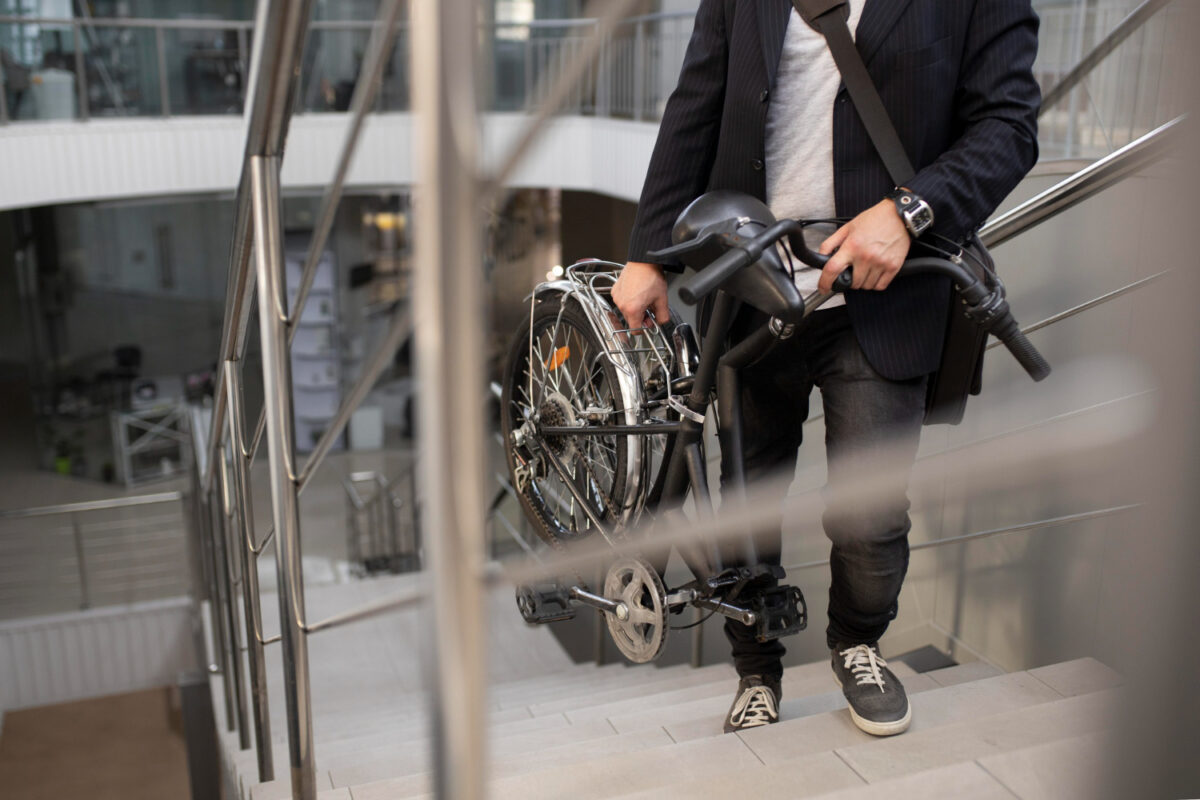 ¿Puede la comunidad prohibir subir la bicicleta en el ascensor?